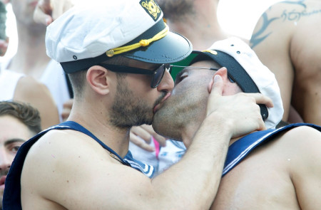 <p>Dos hombres se besan en la manifestación del Orgullo de hace unos años en Madrid.</p>