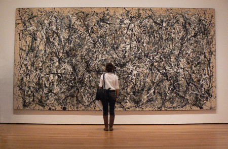 <p>Mujer admirando un cuadro en el museo de Midtown (Nueva York).</p>