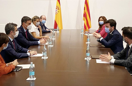 <p>El presidente Pedro Sánchez y el president Pere Aragonés inician la mesa de diálogo (Barcelona, 15 de septiembre de 2021).</p>