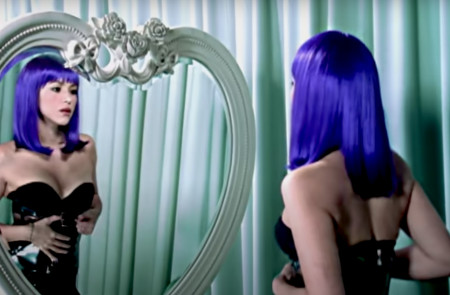 <p>Shakira en el videoclip de la canción <em>Las de la intuición</em> (2005).</p>
