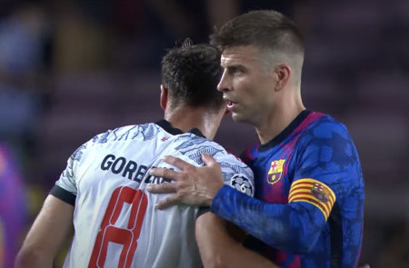 <p>Piqué (Barça) al final del partido saludando a Goretzka (Bayern).</p>