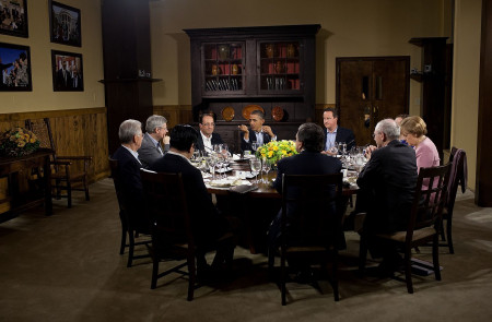 <p>Barack Obama presidiendo una cena con los principales líderes mundiales durante el G-8 (2012).</p>