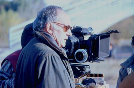 <p>El director Mario Camus durante un rodaje.</p>