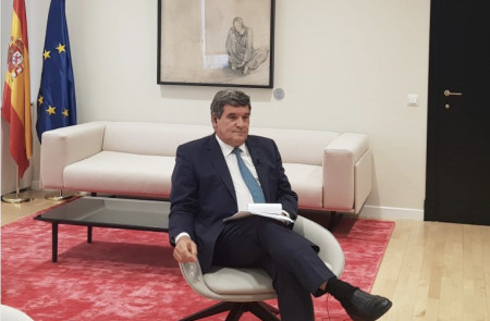 <p>El ministro de Inclusión, Seguridad Social y Migraciones, José Luis Escrivá, antes de conectar en directo para una entrevista en Telecinco.</p>