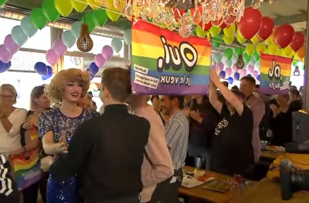 <p>Activistas partidarios del sí celebran la aprobación en referéndum del matrimonio igualitario en Suiza.</p>