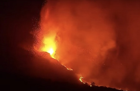 <p>Imagen de la señal en directo del volcán de La Palma (29 de septiembre de 2021 en Canarias, España).</p>