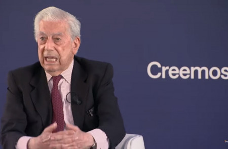 <p>Mario Vargas Llosa interviene en la mesa 'Libertad frente al Populismo' de la Convención Nacional del PP en 2021.</p>