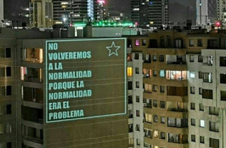 <p>Proyección lumínica de Matías Segura sobre la pared de un edificio en Santiago de Chile.</p>