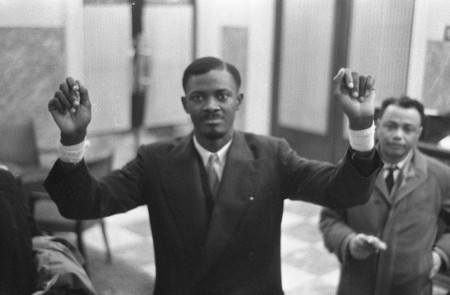 <p>El líder congoleño Patrice Lumumba en una foto de 1960 en Bélgica (Bruselas).</p>