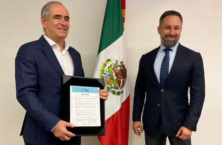 <p>Santiago Abascal, junto al senador del PAN Julen Rementería, durante su visita a México.</p>