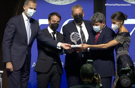 <p>‘Carmen Mola’ recoge el premio Planeta 2021.</p>