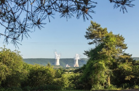 <p>La central nuclear de Chooz vista desde Foisches (Francia).</p>