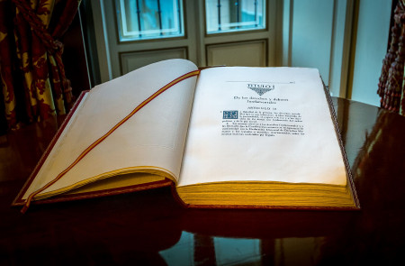 <p>Ejemplar de la Constitución española expuesto en el interior del Palacio del Senado.</p>