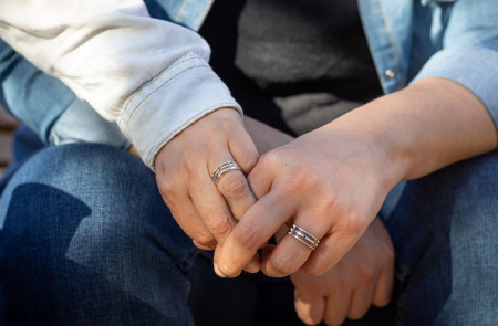 <p>Cynthia y Rossana se agarran de la mano. Llevan dos anillos iguales que, según explican, absorben la energía negativa.</p>