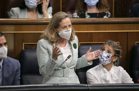 <p>Intervención de Nadia Calviño en el Congreso de los diputados. A su izquierda, Yolanda Díaz (20 de octubre de 2021).</p>