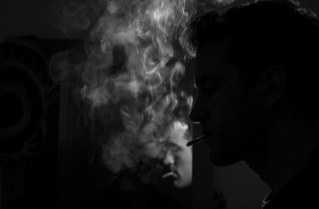 <p>Un hombre fumando.</p>