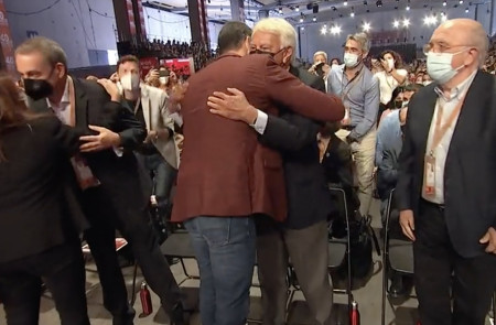 <p>Abrazo entre Pedro Sánchez y Felipe González, durante el 40 Congreso del PSOE. </p>