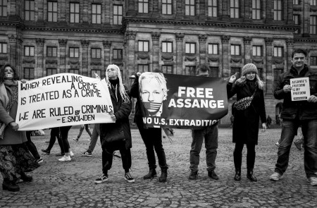 <p>Concentración para pedir la libertad de Julian Assange (Amsterdam, 2020). / <strong>Guido van Nispen</strong></p>