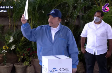 <p>Daniel Ortega vota en las elecciones de este pasado domingo 7 de noviembre.</p>