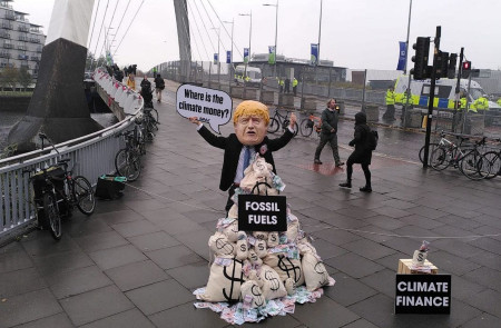 <p>Manifestante contra el negocionismo frente a la cumbre de la COP26.</p>