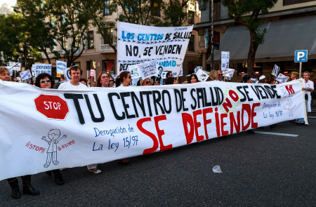 <p>Manifestación de la Marea Blanca contra la privatización de la sanidad, Madrid (2013).</p>