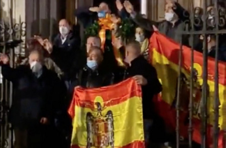 <p>Exhibición de banderas franquistas a la salida de la misa a la que asistió Pablo Casado en Granada.</p>