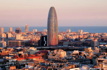 <p>Vista de Barcelona con la torre Agbar en el centro.</p>
