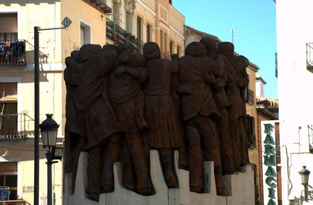 <p>Estatua homenaje a los abogados laboralistas asesinados en la matanza de Atocha.</p>