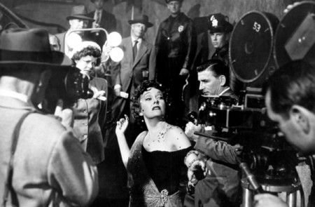 <p>La icónica escena del rodaje con Norma Desmond (Gloria Swanson) en la película El crepúsculo de los dioses.</p>