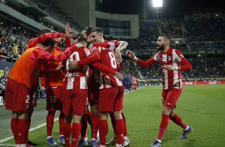 <p>Piña de celebración del tercer gol del Atlético en Cádiz, obra de Correa.</p>