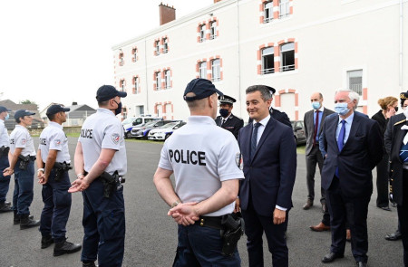 <p>El ministro de Interior francés, Gérald Darmanin, visita a las fuerzas policiales de Châtellerault (junio, 2021).</p>