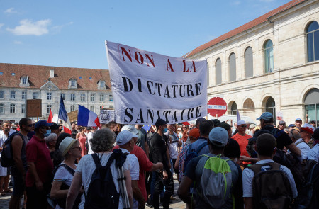 <p>Manifestación de los antivacunas en Besançon (Francia), el pasado mes de agosto.</p>
