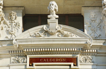 <p>Representación de Calderón de la Barca, en la fachada del Teatro Imperial de Viena, el Burgtheater.</p>
