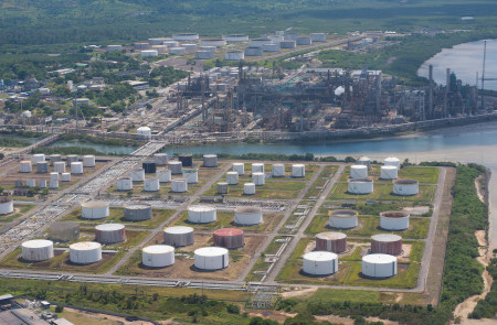 <p>Refinería de petróleo en São Francisco do Conde (Brasil).</p>