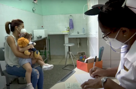 <p>Una niña espera para recibir la vacuna contra la covid-19 en La Habana (Cuba).</p>
