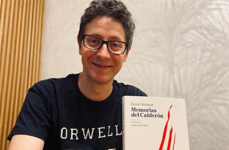 <p>Ennio Sotanaz posa con un ejemplar de su libro 'Memorias del Calderón'.</p>