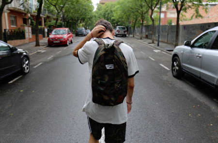 <p>Un joven estudiante camina por la calzada en Reus.</p>