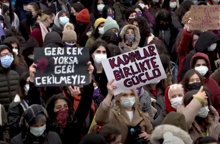 <p>Mujeres y colectivos LGTBIQ+ protestan en Turquía contra la retirada del país del Convenio de Estambul (Marzo de 2021).</p>