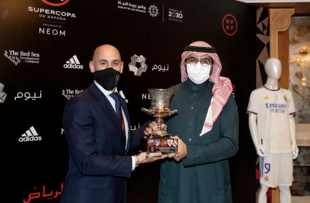 <p>El presidente de la Federación, Luis Rubiales, posa junto al trofeo y al viceministro de Deportes del país árabe, Bader Alkadi.</p>