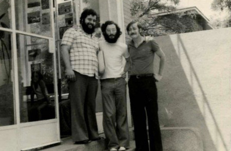 <p>Miguel Merino, a la derecha, junto a Javier Alejano, profesor de música (centro), y Chevo (Ciencias Naturales) en la puerta del Yale a mediados de los setenta.</p>
