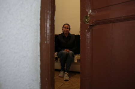 <p>Milagros posa para un retrato sentada en el salón de su casa. Lleva viviendo en el edificio de Cáceres 7 desde el año 2014. </p>