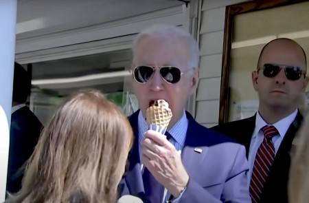 <p>El presidente de los EE.UU., Joe Biden, comiéndose un helado en Ohio.</p>