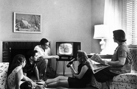 <p>'Familia viendo la televisión', de Evert F. Baumgardner.</p>