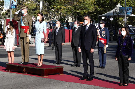 <p>La infanta Sofía, los reyes, el presidente Pedro Sánchez y la ministra de Defensa el 12 de octubre.</p>