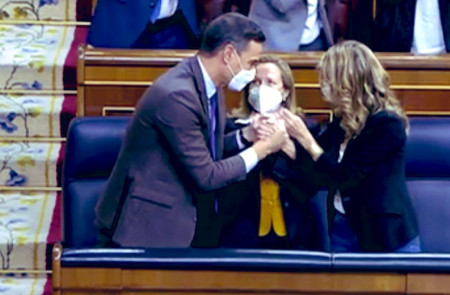 <p>El presidente del Gobierno Pedro Sánchez y las vicepresidentas Calviño y Díaz celebran la aprobación de la reforma.</p>