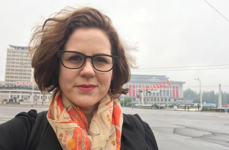 <p>La periodista Anna Fifield, en el Congreso del Partido de los Trabajadores, en 2016, en Pyongyang. </p>