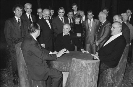 <p>Gorbachov negocia la reunificación alemana con Genscher y Kohl en Rusia, el 15 de julio de 1990. </p>