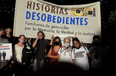 <p>El colectivo Historias Desobedientes Argentina, en una marcha por la memoria.</p>