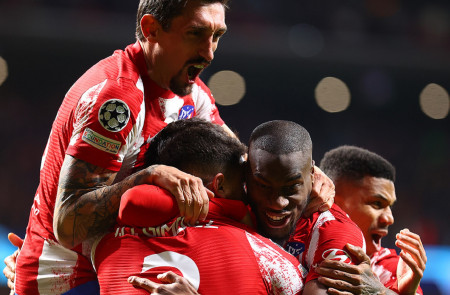<p>Los jugadores del Atlético celebran el gol abrazándose en una piña. </p>