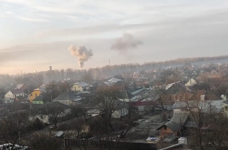 <p>Columna de humo a las afueras de la ciudad de Myrhorod (Ucrania). </p>